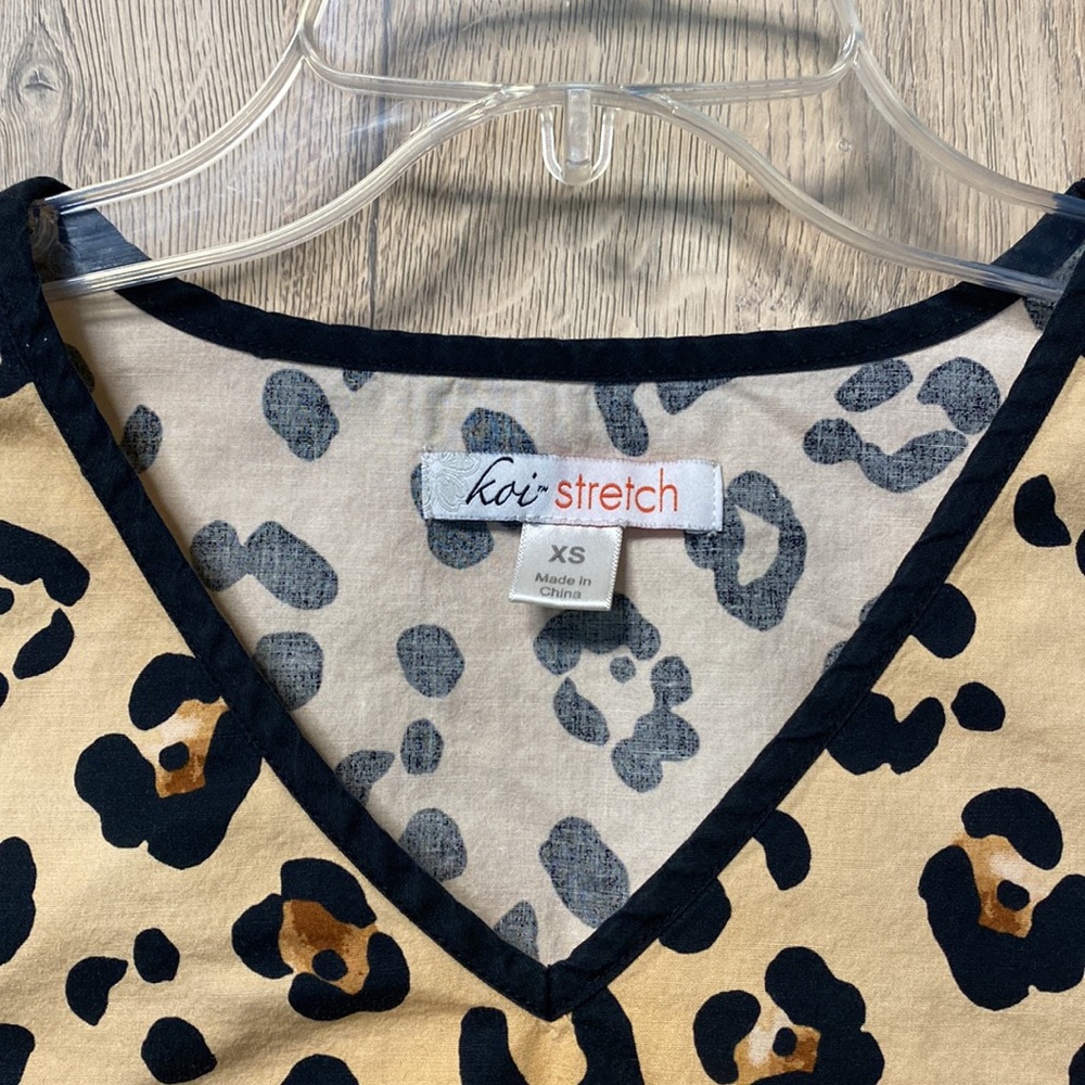 Big Leopard print Scrub top XS, Koi STRETCH brand by Kathy Peterson, Scrub Work - Picture 2 of 12